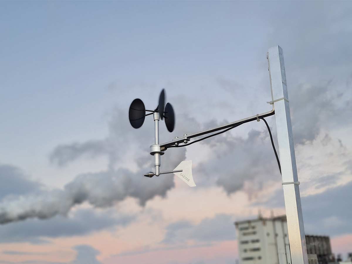 Súčasťou monitorovania hluku je aj kontinuálne sledovanie meteorologických údajov, ktoré vplývajú na šírenie zvuku